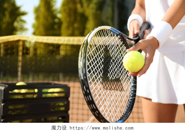一个女人在打网球女运动员准备在网球场上发球，特写镜头